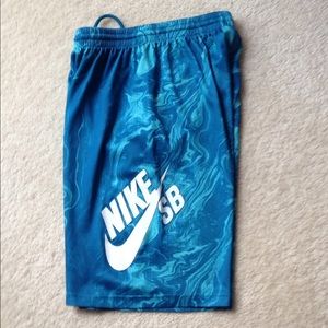 Boys Nike short size L